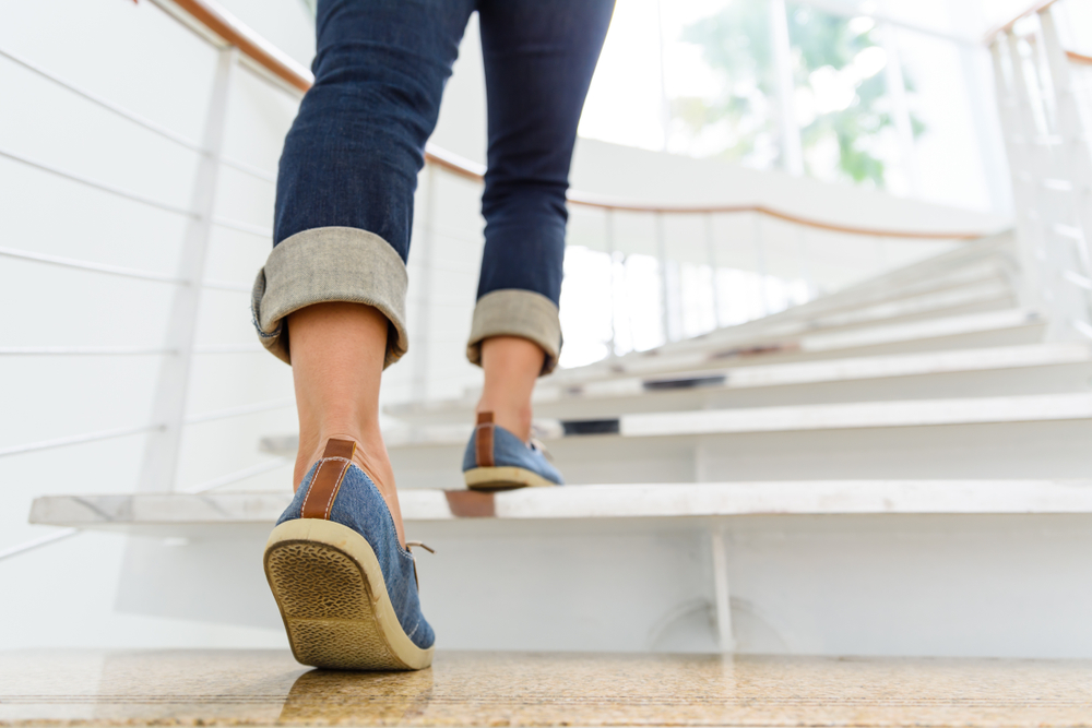 frau geht treppen hoch
