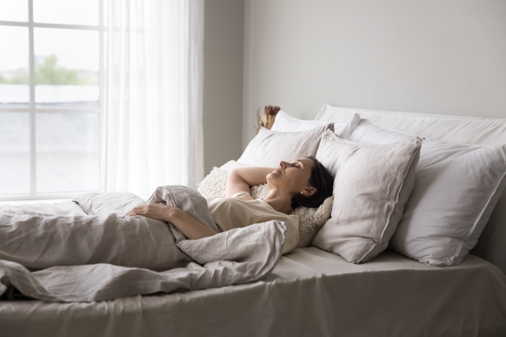 frau erholt sich im bett