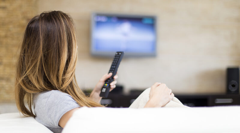 frau schaut fernsehen