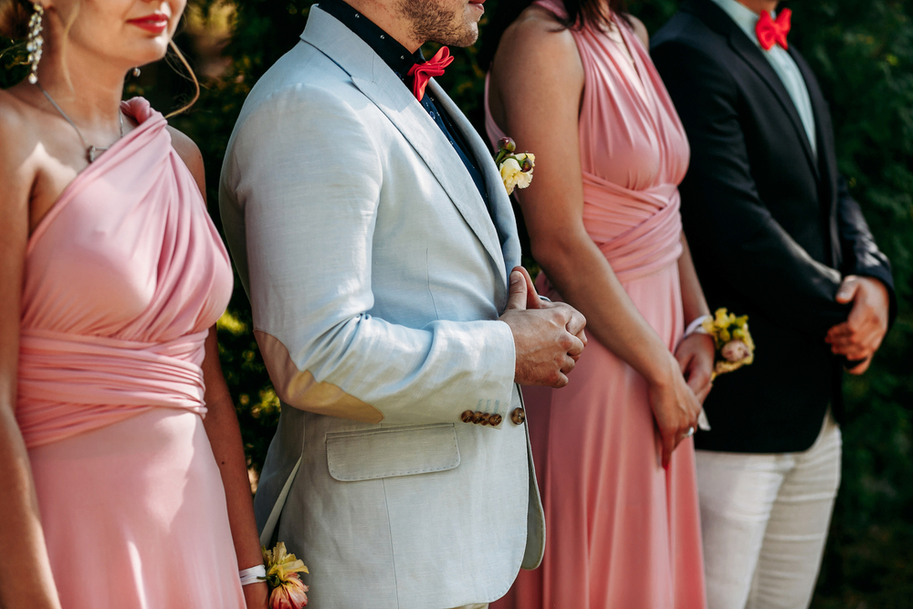 westliche outfits von hochzeitsgästen