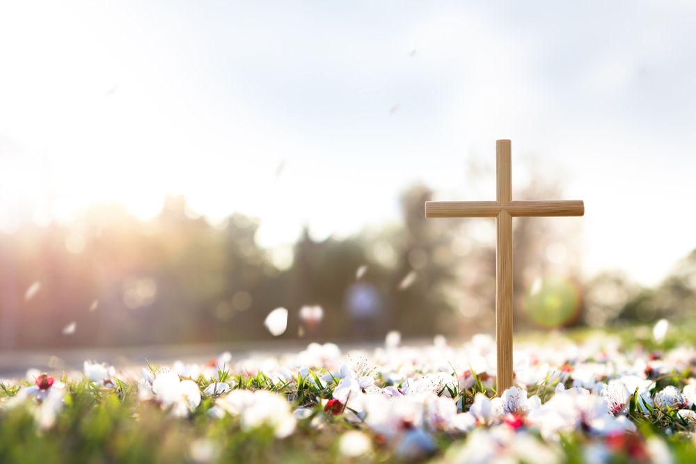 kleines kreuz auf der wiese